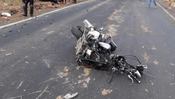 Casal morre em colisão frontal entre carro e motocicletas na BR-153 no sul do Tocantins