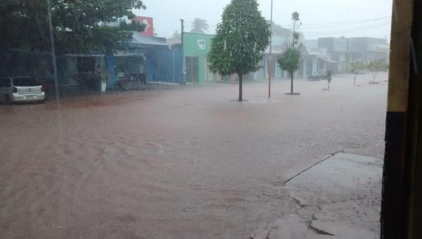 Chuva forte em Ananás alaga ruas, avenidas e hospital no município 