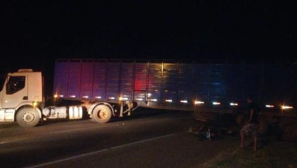 Colisão entre motocicleta e caminhão deixa um homem morto na BR-153