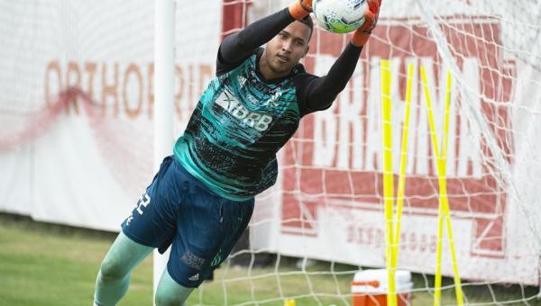 Com apoio de veteranos do Flamengo, Gabriel Batista celebra sequência: 