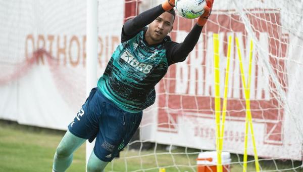 Com apoio de veteranos do Flamengo, Gabriel Batista celebra sequência: 