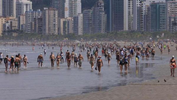 Com proibição, litoral de SP tem praia cheia para feriadão