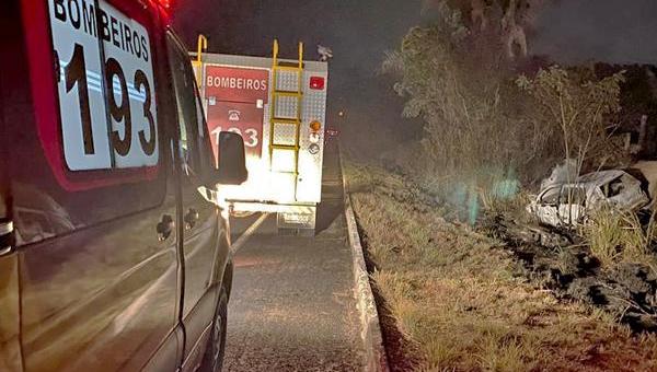 Corpo de Bombeiros do Tocantins combate fogo em veículo na TO-404 em Augustinópolis