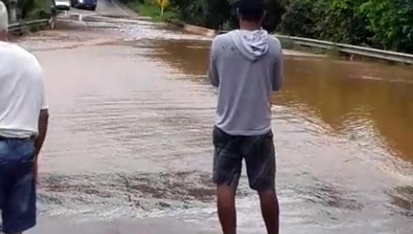 Córrego transborda após forte chuva e invade casa, centro espírita e rodovia em Taquaruçu