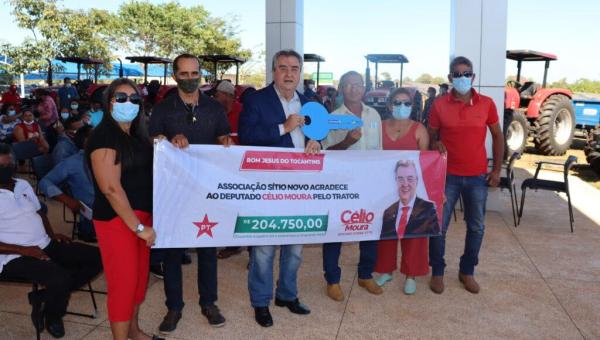 22 associações recebem tratores e implementos do deputado Célio Moura