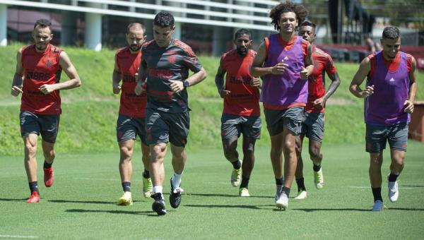 "Minha perna está igual a cimento": atletas do Flamengo relatam alta intensidade nos treinos