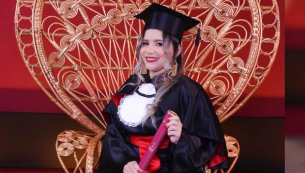  A bacharel em Direito Fabíola Sousa de Jesus comemora a aprovação no exame de ordem da OAB