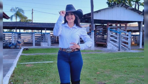 A estudante de fisioterapia Brunna Bruna Stefanny Sales Calçados celebra aniversário 