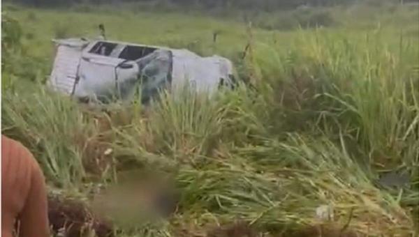 Acidente com capotamento de caminhonete resulta em uma morte e um ferido no norte do Tocantins