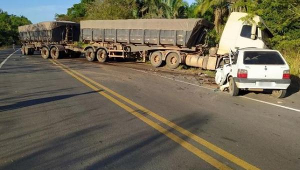 Acidente entre caminhão e carro de passeio deixa um morto na BR 153 próximo à Xambioá