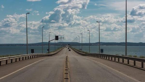 Acidente entre carros e carreta deixa homem morto e quatro feridos na ponte que liga Palmas e Luzimangues