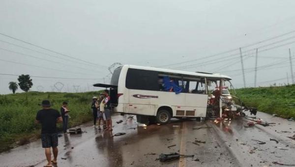Acidente entre micro-ônibus e caminhão deixa pelo menos 12 mortos no sudeste do Pará