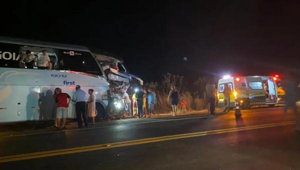 Acidente próximo a Talismâ deixa ônibus com a frente destruída