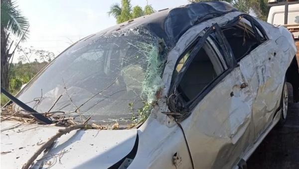 Adolescente de 15 anos morre após carro bater em árvores às margens de rodovia