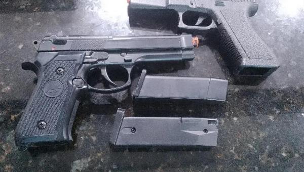 Adolescente é surpreendido com simulacros de armas em escola de Palmas