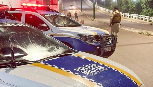 Adolescente morre após perder controle de moto e bater cabeça em banco de concreto
