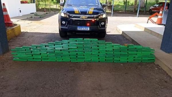 Agentes da PRF abrem caixas de livros e encontram quase 100 kg de maconha
