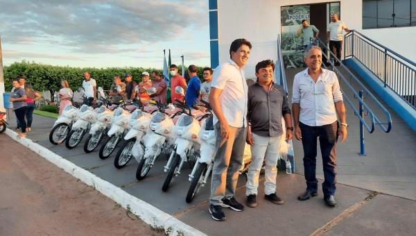 Agentes de Saúde recebem motocicletas, oriundas de emenda parlamentar do Deputado Júnior Geo, para atender às demandas da comunidade de Colmeia