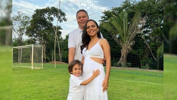 Alexandre Vaz apaga as velinhas ao lado da família neste sábado em Xambioá