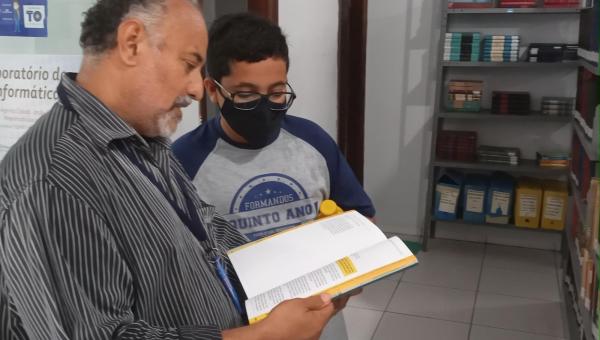 Alunos conhecem a Biblioteca de Araguaína para celebrar o Dia do Livro