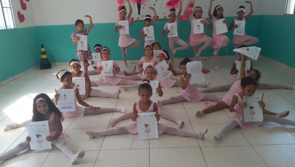 Alunas de Ananás são incentivadas a participar de aulas de Ballet 