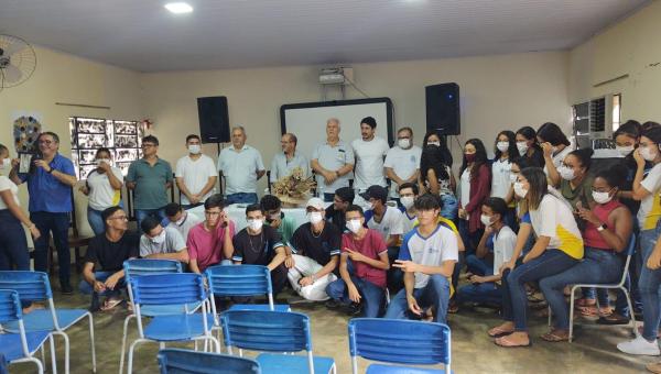 Alunos recebem acompanhamento oftalmológico com distribuição de óculos em Arapoema 