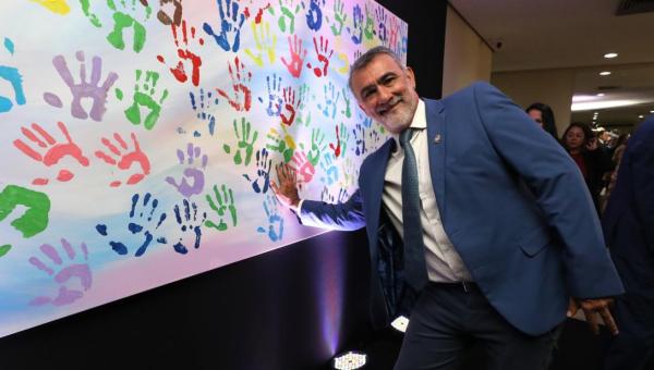 Amélio Cayres assina Compromisso pela Primeira Infância com TCE, Governo e prefeituras