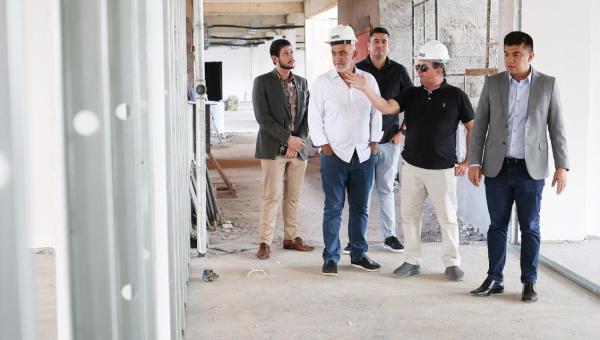 Amélio Cayres e diretores visitam obras de ampliação do prédio da Assembleia Legislativa