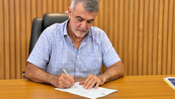 Amélio destina mais de R$ 1 mi para obras em espaços públicos e reforço na saúde em cinco cidades