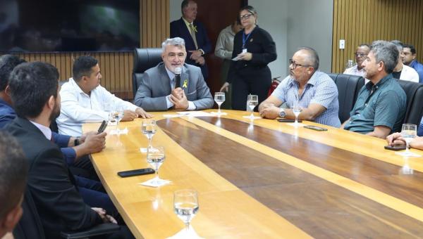 Amélio dialoga com vereadores de diversas Câmaras Municipais durante Assembleia Geral na capital