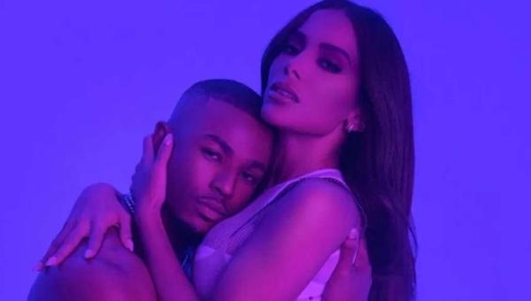 Anitta reconhece a força de Bolsonaro e defende que o slogan contra presidente é uma estratégia errada