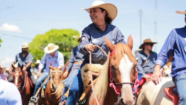 Ao lado de prefeitos aliados, Kátia participa de cavalgadas em Ananás e Muricilândia
