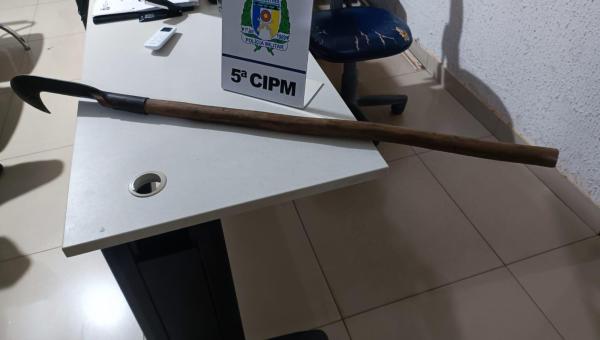 Após atacar mulher com golpes de foice, homem é preso pela PM por violência doméstica em Tocantinópolis