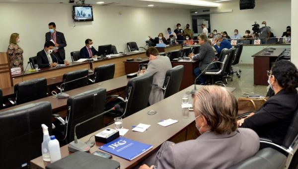 Aprovado parecer prévio favorável ao andamento de impeachment