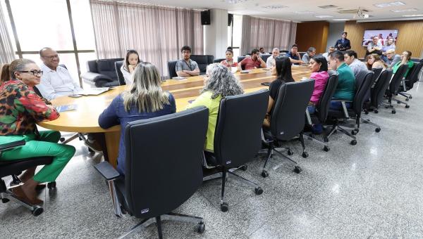 Assembleia Legislativa apresenta a Revista da Aleto em  reunião