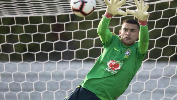 Athletico libera sem nenhum problema"; Furacão topa vender goleiro Santos e condições agitam torcida do Flamengo nas redes
