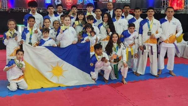 Atletas da Escolinha de Karatê da Polícia Militar participam de campeonato em São Paulo e conquistam medalhas