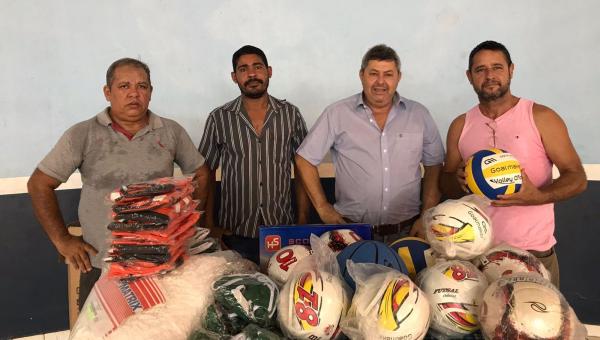 Atletas de Pau D'Arco são beneficiados com material esportivo destinado pelo Prefeito João Neto