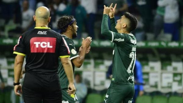 Atuesta celebra primeiro gol pelo Palmeiras e admite dificuldade de adaptação ao futebol brasileiro 