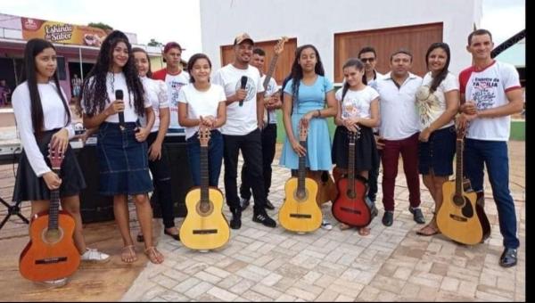 Aulas de música incentiva inclusão social em Darcinópolis 