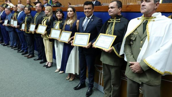 Autoridades são homenageadas pela Polícia Militar na Assembleia