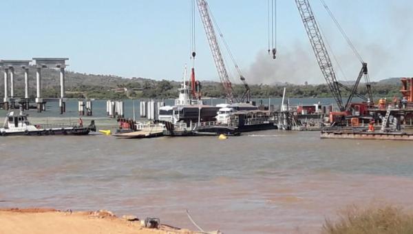 Balsa  atinge pilares da futura ponte entre Xambioá e São Geraldo