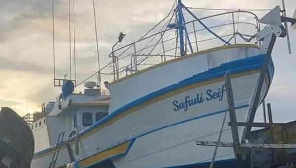 Barco pesqueiro naufraga em Santa Catarina com oito pessoas à bordo