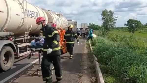 Batida frontal entre caminhões deixa dois motoristas feridos em trecho da BR-153