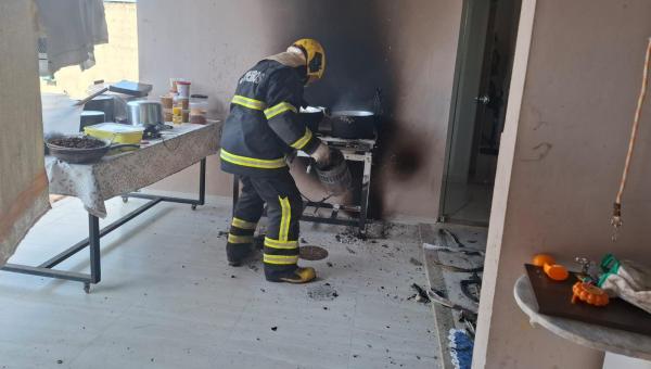 Bombeiros controlam incêndio em botijão de gás em residência de Araguaína