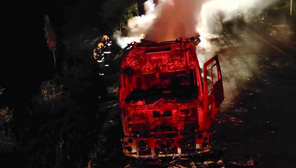 Bombeiros militares combatem fogo em carreta carregada com equipamentos eletrônicos