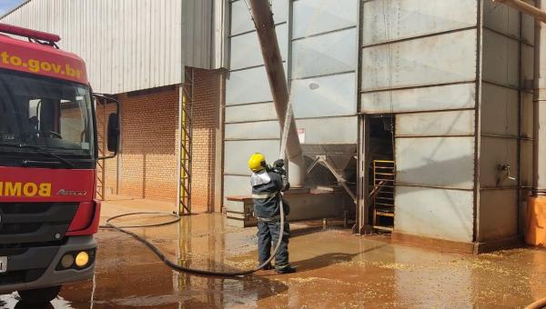 Bombeiros militares combatem incêndio e evitam prejuízo para depósito de grãos em Figueirópolis
