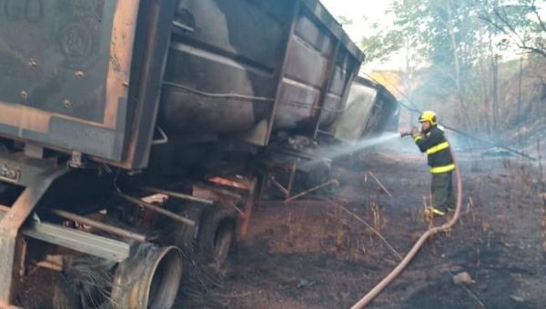 Bombeiros Militares combatem incêndio em caminhão na TO-080