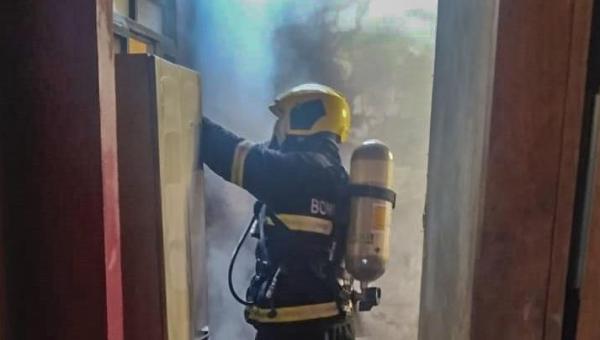 Bombeiros militares combatem incêndio em lanchonete, no centro de Araguatins