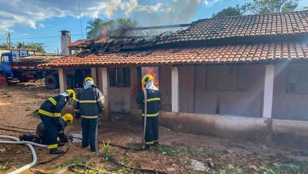 Bombeiros militares combatem incêndio em residência de Araguaína